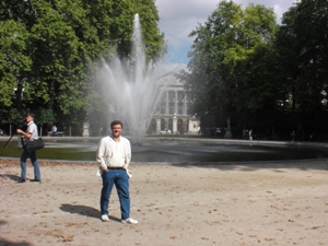 Rob by the fountain in Parc de Bruxelles.